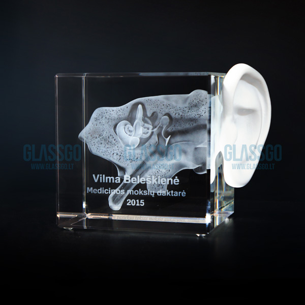 3D graviruotas stiklinis kubas su medicinos simbolika ir sveikatos mokslų daktarės vardu, pateikiamas kaip akademinio pasiekimo apdovanojimas.