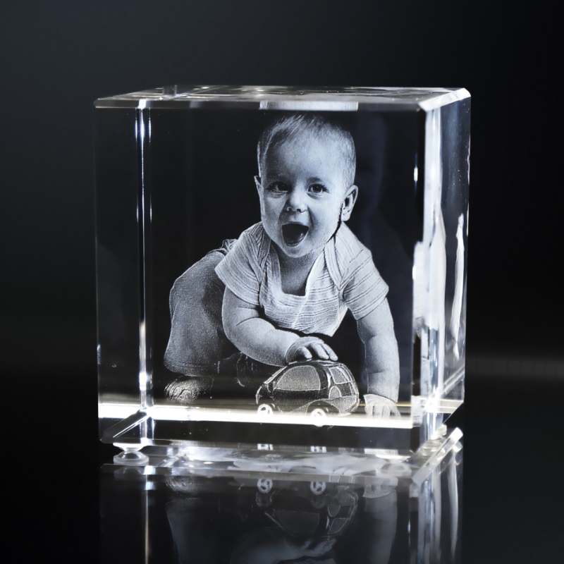 Vaiko portretas, išgraviruotas 3D technika Glassgo stiklo kubelyje, asmeninės nuotraukos stikle.