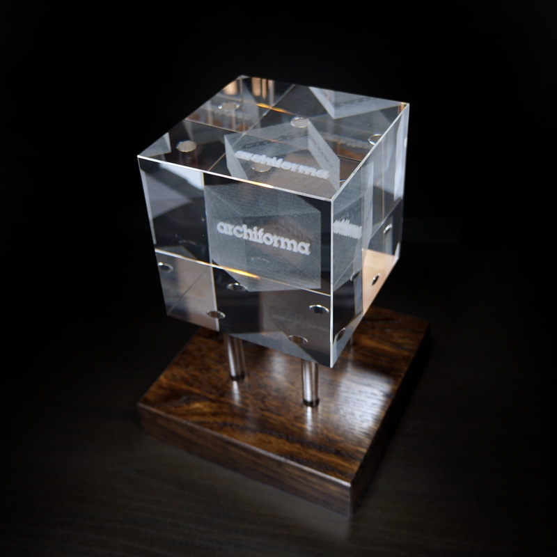 Individualus 3D graviravimo apdovanojimas su elegantišku mediniu stovu, sukurtas Glassgo.