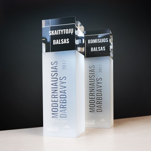 Individualus stiklo apdovanojimas su matiniu pagrindu ir 'Best Media Award 2015', reprezentuojantis metų moderniausio darbdavio pasiekimus.