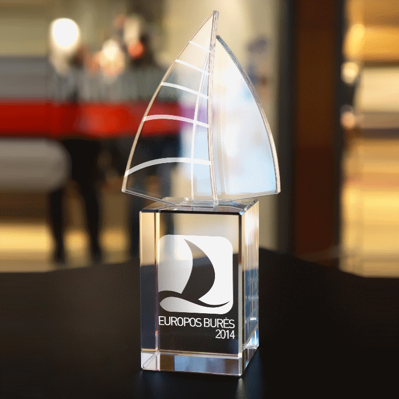 Individualus stiklo apdovanojimas su graviruota bure, 'Europos Bures 2014', leidžiantis įgraviruoti įvairius 2D ir 3D objektus.