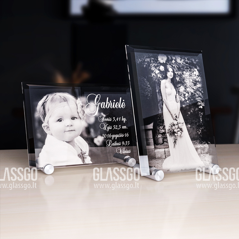 Stiklo nuotraukų rėmelis su aliuminio kojelėmis, kuriame išgraviruotos vestuvių ir vaiko metrikos su atitinkamomis nuotraukomis, nuo Glassgo.