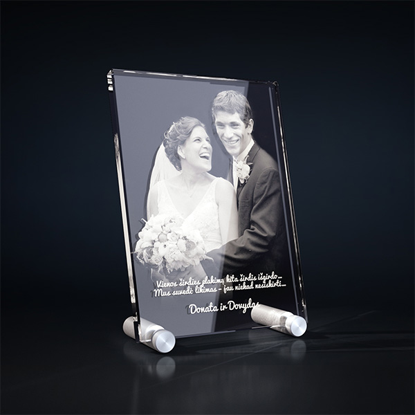Elegantiškas stiklo rėmelis su lazeriu įgraviruota vestuvių nuotrauka ir asmeniniu tekstiniu palinkėjimu ant nerūdijančio plieno kojelių iš Glassgo.lt.