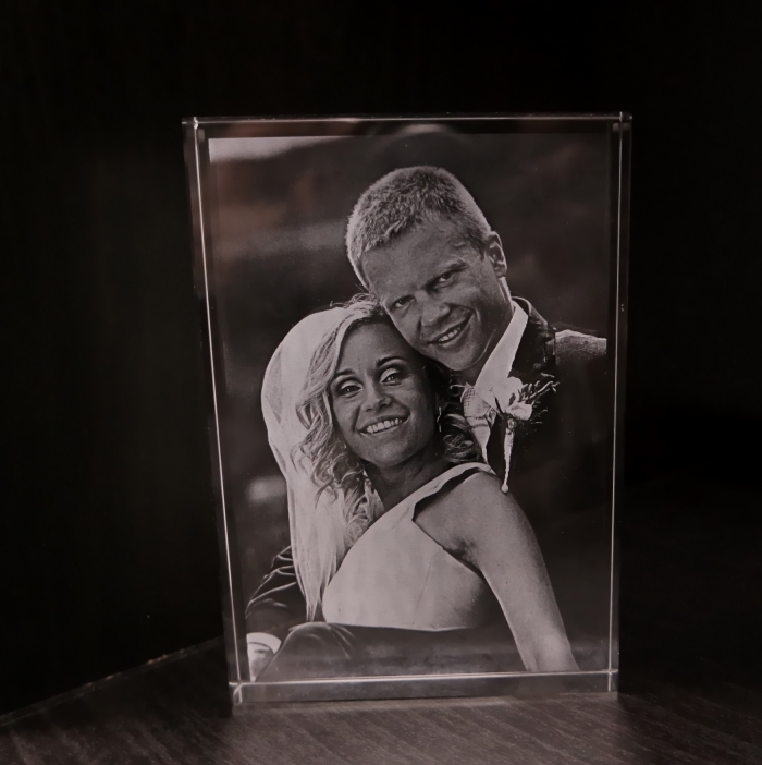 Individualiai graviruotas stiklo gaminys su laimingos poros vestuvių nuotrauka – tobula dovana jubiliejui ar ypatingai proga.