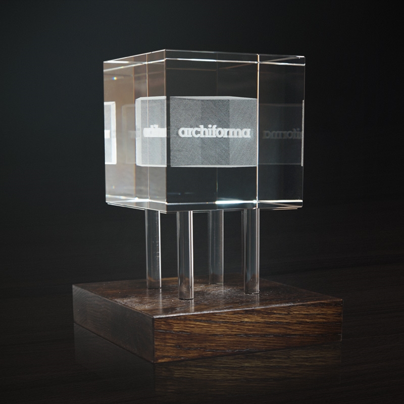 Individualus 3D graviravimo apdovanojimas su elegantišku mediniu stovu, sukurtas Glassgo.